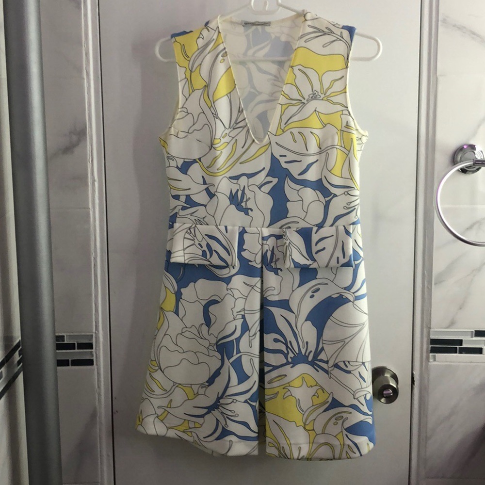 85% New Zara Tropical Floral & Leaf Print Dress